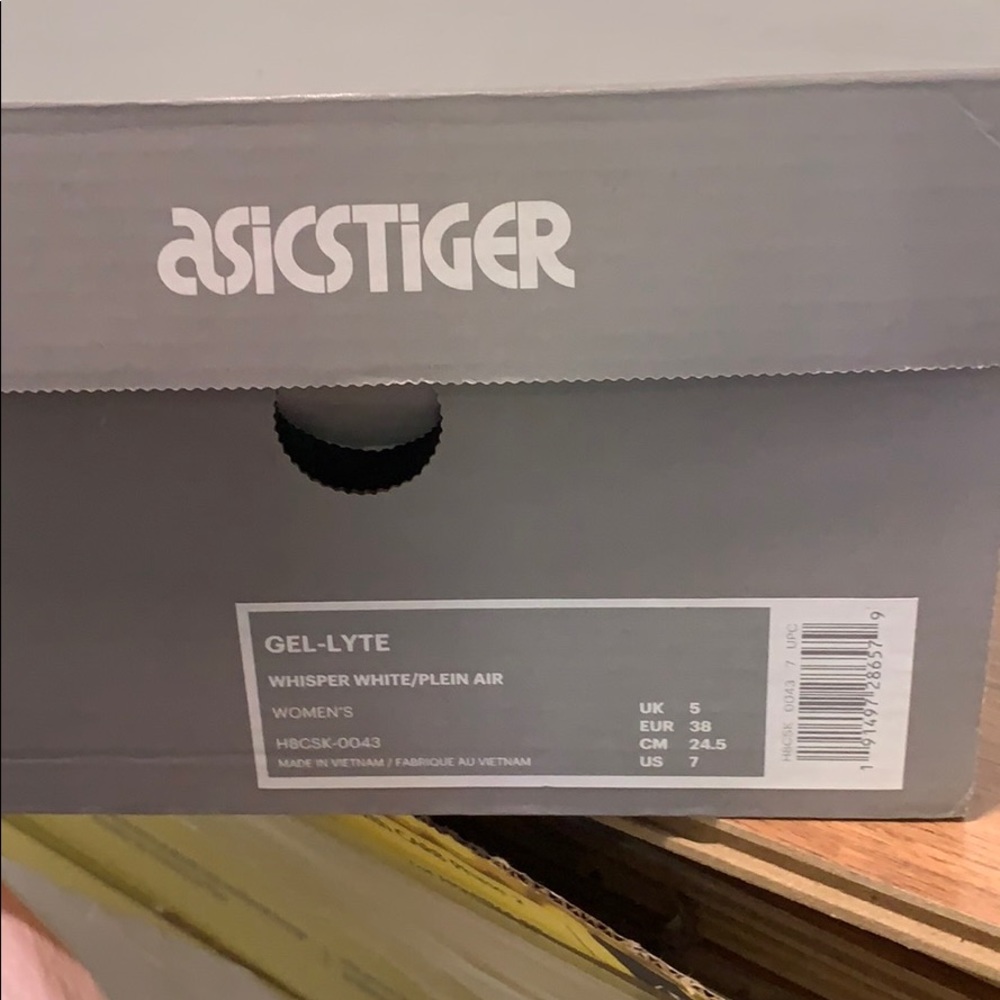 ASICS - Picture 3 of 3